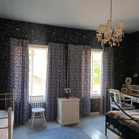 Rebecca Πανσιόν *